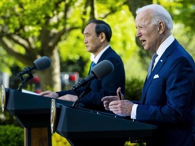 Tổng thống Mỹ Joe Biden và Thủ tướng Nhật Bản Yoshihide Suga đồng chủ trì buổi họp báo chung tại Vườn Hồng, Nhà Trắng hôm 16/4. Ảnh: AFP