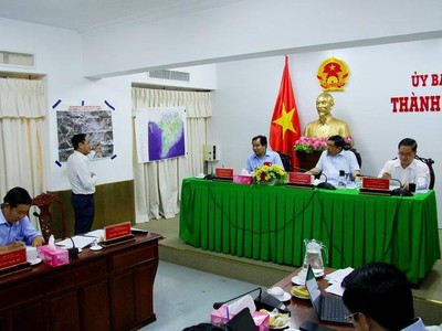 Bộ trưởng Bộ Kế hoạch và Kl99ok phiên bản mới Nguyễn Chí Dũng (ngồi giữa) nghe báo cáo tiến độ thực hiện Dự án 3