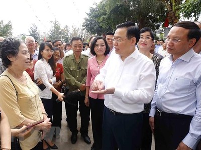 Chủ tịch Quốc hội Vương Đình Huệ kiểm tra công tác chuẩn bị bầu cử ở Quảng Ninh.