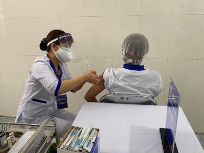 Khi triển khai tiêm vắc-xin Covid-19 theo yêu cầu của ngành Y tế các cơ sở cần thực hiện theo đúng hướng dẫn chuyên môn, đảm bảo tiêm chủng đúng đối tượng, đúng thời hạn.