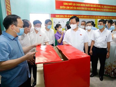 Chủ tịch Quốc hội Vương Đình Huệ kiểm tra công tác chuẩn bị bầu cử tại Tuyên Quang (Ảnh TC).