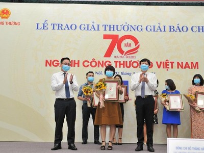 Tác giả Anh Hoa, Báo Kl99ok phiên bản mới nhận Giải C báo chí 70 năm ngành Công Thương.