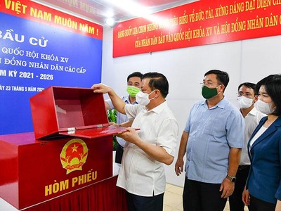 Bí thư Thành ủy Đinh Tiến Dũng kiểm tra hòm phiếu ở Khu vực bỏ phiếu tại Chung cư N014 (phường Định Công, quận Hoàng Mai).