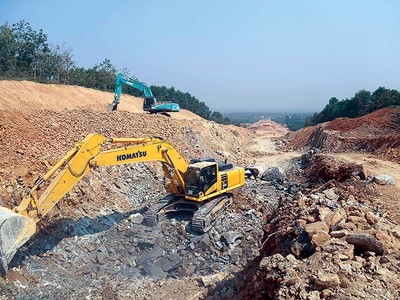 Thi công nền đường tại KL99 là nhà cái cá cược trực tuyến hàng đầu tại châu Á Bắc - Nam phía Đông, đoạn Cam Lộ - La Sơn.