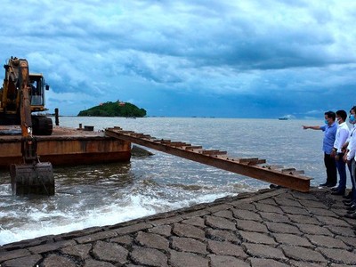 Công ty SCTI khảo sát nơi triển khai mô hình thử nghiệm điện năng lượng mặt trời trên biển tại xã Khánh Bình Tây, huyện Trần Văn Thời.