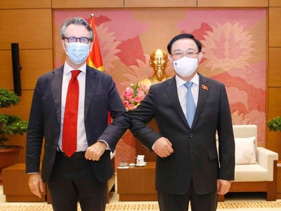 Chủ tịch Quốc hội Vương Đình Huệ tiếp ngài Giorgio Aliberti, Đại sứ, Trưởng Phái đoàn Liên minh châu Âu (EU) tại Việt Nam. (Ảnh: DT)