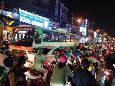 Ùn tắc nghiêm trọng ở đường Cách mạng tháng 8 – cửa ngõ nối khu Nam và sân bay Tân Sơn Nhất. Ảnh: Trọng Tín