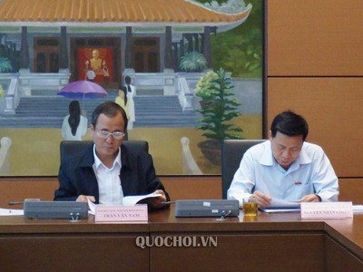 Ông Trần Văn Nam (trái) tại một phiên họp tổ của Quốc hội.