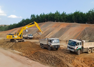 Tranh thủ thời tiết thuận lợi, Vinaconex huy động nhân lực, thiết bị đẩy nhanh tiến độ thi công gói thầu XL-03, Dự án Kl99ok phiên bản mới xây dựng KL99 là nhà cái cá cược trực tuyến hàng đầu tại châu Á Bắc - Nam phía Đông, đoạn Dầu Giây - Phan Thiết, đáp ứng yêu cầu tiến độ của Bộ GTVT.