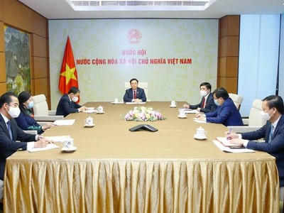Chủ tịch Quốc hội Vương Đình Huệ trong cuộc điện đàm với Chủ tịch Hội đồng Liên bang Nga Valentina Matvienko (Ảnh TTXVN)