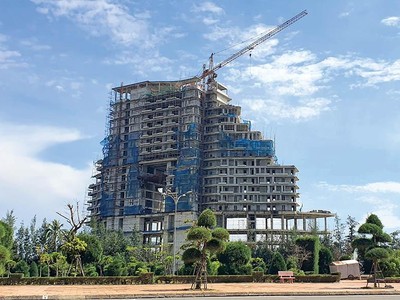 Hạng mục khách sạn 19 tầng tại Dự án Khu du lịch sinh thái Sài Gòn - Bảo Ninh đang xây dựng dở dang.