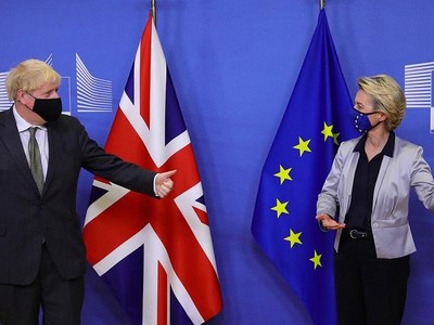 Thủ tướng Anh Boris Johnson (bìa trái) được Chủ tịch Ủy ban châu Âu Ursula von der Leyen chào đón tại tòa nhà Berlaymont, trụ sở EU ở Brussels vào ngày 9/12/2020. Ảnh: AFP
