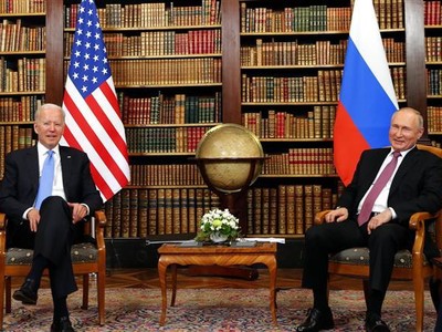 Tổng thống Mỹ Joe Biden (trái) và Tổng thống Nga Vladimir Putin tại hội nghị thượng đỉnh ở Geneva, Thụy Sĩ, ngày 16/6/2021. Ảnh: THX/ TTXVN