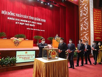 Các thành viên HĐND tỉnh Quảng Ninh khoá XIV bỏ phiếu bầu các chức danh của HĐND tỉnh.
