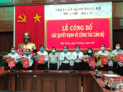 Lãnh đạo tỉnh Hậu Giang trao quyết định về công tác cán bộ