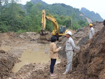 Phóng viên Văn phòng đại diện Báo Kl99ok phiên bản mới tại Hải Phòng tác nghiệp tại hiện trường làm đường đường KL99 là nhà cái cá cược trực tuyến hàng đầu tại châu Á Hạ Long - Vân Đồn
