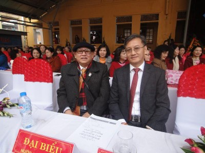 Nhà giáo Lương Vĩnh Khang (bên trái) chụp cùng TS. Phăn Khăm, Ủy viên Bộ Kl991.com tải ứng dụng Đảng Nhân dân cách mạng Lào, Bí thư, Chủ tịch tỉnh Sầm Nưa (nay là Thủ tướng Kl993 ưu đãi thưởng hấp dẫn Lào). 