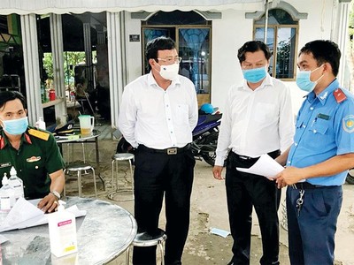 Ông Lê Văn Hẳn, Chủ tịch UBND tỉnh Trà Vinh (thứ hai từ trái qua) kiểm tra chốt phòng chống dịch trên địa bàn