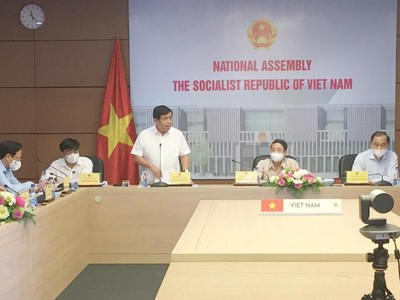 Bộ trưởng Bộ Kế hoạch và Kl99ok phiên bản mới Nguyễn Chí Dũng phát biểu tại phiên họp.