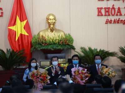 Bí thư Thành ủy Đà Nẵng tặng hoa chúc mừng ông Lương Nguyễn Minh Triết, ông Lê Minh Trung và bà Cao Thị Huyền Trân được bầu giữ chức Chủ tịch và Phó chủ tịch HĐND Thành phố.