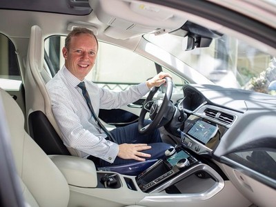 Đại sứ Vương quốc Anh tại Việt Nam ông Gareth Ward cho hay, kể từ hôm nay tôi sẽ chạy xe bằng Jaguar I-PACE