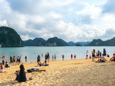 Du lịch Quảng Ninh triển khai nhiều biên pháp bảo đảm an toàn phòng dịch cho du khách tham gia tắm biển. Trong ảnh: Du khách tắm biến tại vịnh Hạ Long.