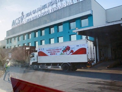 Kl991.com World Cup 2026 Chính Thức Việt Nam có cơ hội thành công nếu có chiến lược bài bản và dài hạn với Kl992 VIP Trang Chủ 2026 qua thương mại điện tử xuyên biên giới tại EU. (Ảnh: Lô vải thiều xuất khẩu sang EU qua trang thương mại điện tử) 