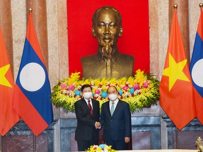 Chủ tịch nước Nguyễn Xuân Phúc và Tổng Bí thư, Chủ tịch nước Lào Thongloun Sisoulith (Ảnh: Nhật Bắc)