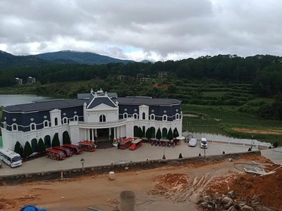 Công ty cổ phần Kl99ok phiên bản mới Lý Khương (trụ sở tại TP.HCM) xây dựng hàng loạt công trình không phép tại hồ Tuyền Lâm trong thời gian qua. Ảnh: Nhiệt Băng
