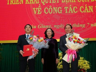 Bà Trương Thị Mai, Trưởng Ban Tổ chức Trung ương trao quyết định cho ông Nghiêm Xuân Thành (bìa trái) và tặng hoa cho ông Lê Tiến Châu, nguyên Bí thư Tỉnh ủy Hậu Giang (hiện là Phó Chủ tịch, Tổng Thư ký Ủy ban TƯ MT