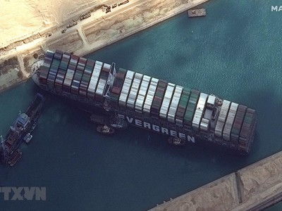 Tàu Ever Given bị mắc cạn ở khu vực phía Nam Kênh đào Suez, Ai Cập, ngày 26/3/2021. (Ảnh: AFP/TTXVN) 