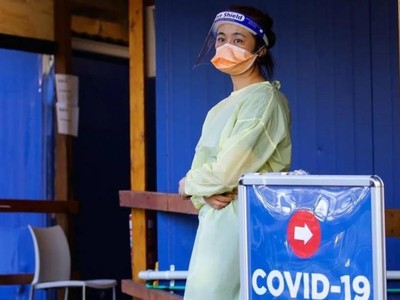 Nhân viên y tế tại khu xét nghiệm Covid-19 ở bệnh viện Royal North Shore. Ảnh: News Corp Australia.