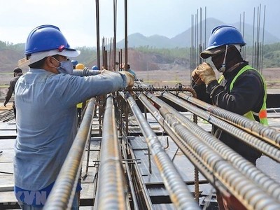 Giá vật liệu xây dựng, nhất là sắt thép tăng cao, khiến tiến độ các công trình bị ảnh hưởng.