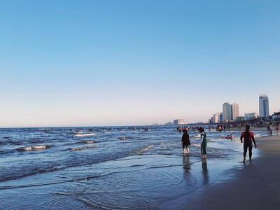 Thành phố Đà Nẵng mở lại các bãi tắm biển.