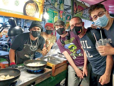Du khách quốc tế khám phá một khu chợ đêm ở Phuket khi tham gia chương trình “Hộp cát Phuket”