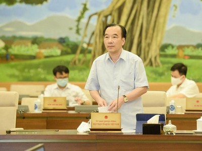 Phó Chủ tịch UBTƯ MTTQ Việt Nam Ngô Sách Thực trình bày báo cáo. 