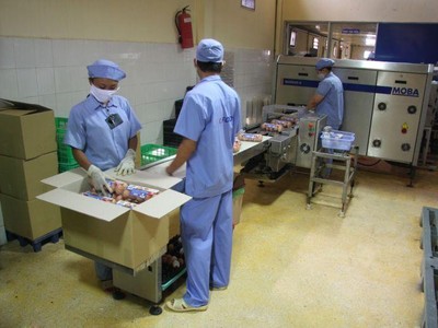 Người lao động làm việc tại xưởng của Công ty cổ phần Thực phẩm Vĩnh Thành Đạt (ảnh minh hoạ: V.Food).