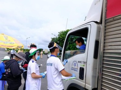 Kiểm tra thông tin phương tiện và người lái trước khi vào TP Cần Thơ. Ảnh: baocantho.com.vn
