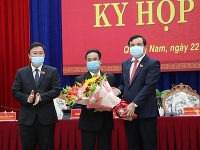 Ông Phan Việt Cường - Bí thư Tỉnh ủy và Chủ tịch UBND tỉnh Lê Trí Thanh tặng hoa chúc mừng ông Trần Anh Tuấn.