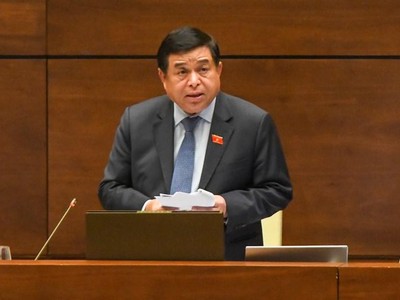 Bộ trưởng Bộ Kế hoạch và Kl99ok phiên bản mới Nguyễn Chí Dũng phát biểu tại Hội trường chiều 25/7