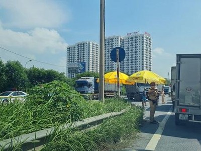 Lực lượng liên ngành gồm CSGT, TTGT, quân đội, y tế túc trực 24/24 giờ kiểm tra từng phương tiện ra vào thành phố Hà Nội tại chốt Pháp Vân - Cầu Giẽ hôm 24/7. (Ảnh: Phi Long)