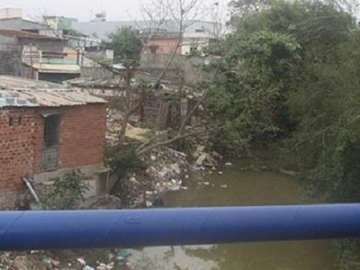 Đoạn dọc sông Dinh, nhiều hộ dân cư lấn chiếm xây nhà, công trình làm hẹp dòng sông, ảnh hưởng tới tiêu thoát lũ.