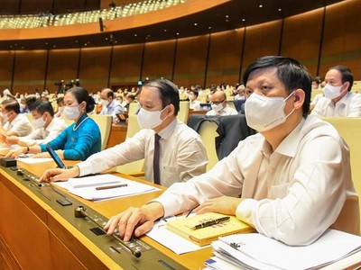 Đại biểu bấm nút thông qua các chương trình mục tiêu quốc gia.