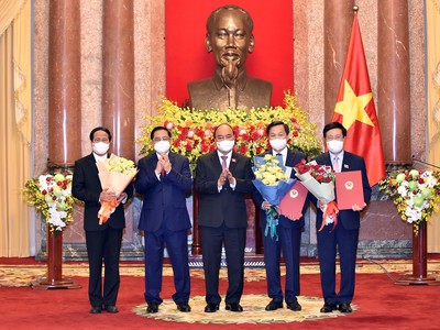 Chủ tịch nước Nguyễn Xuân Phúc trao Quyết định và chúc mừng các Phó Thủ tướng. (Ảnh: Nhật Bắc)