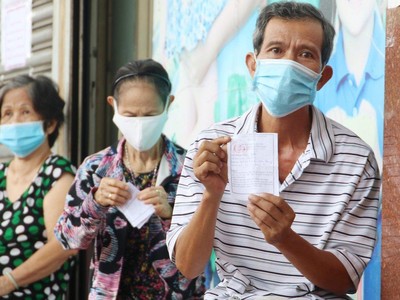 Người dân tại TP.HCM sử dụng thẻ đi chợ khi mua sắm hàng hoá (Ảnh: Lê Toàn).