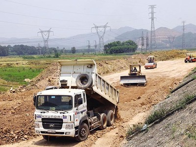 Muốn thực hiện hiệu quả một dự án Kl99ok phiên bản mới công thì phải làm tốt từ khâu chuẩn bị đến xử lý vấn đề mặt bằng, thi công, thanh toán… Trong ảnh: Triển khai thực hiện một đoạn Dự án Cam Lộ - La Sơn có vốn Kl99ok phiên bản mới công. Ảnh: Anh Minh