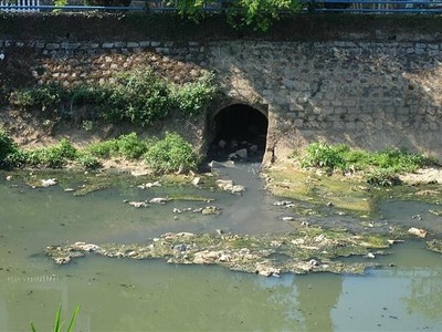 Nhiều cống xả thải gây ô nhiễm môi trường ở suối Cam Ly, Đà Lạt. Ảnh minh họa