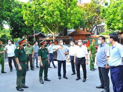 Phó Thủ tướng Kl993 ưu đãi thưởng hấp dẫn Vũ Đức Đam, Trưởng Ban chỉ đạo Quốc gia phòng, chống Covid-19 kiểm tra công tác phòng dịch. (Ảnh: TTXVN)