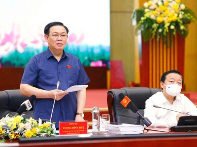 Chủ tịch Quốc hội Vương Đình Huệ phát biểu tại phiên họp.