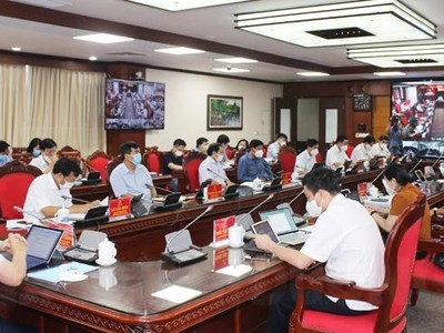 Một số nội dung tại hội nghị được truyền trực tuyến đến điểm cầu các Huyện ủy, Thị ủy, Thành ủy để bảo đảm giãn cách phòng dịch Covid-19